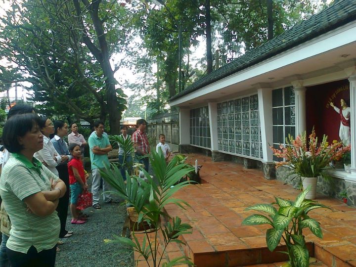 Giáo Lý Viên và Thiếu Nhi Giáo xứ Hiển Linh Thông Công cho Các Đẳng Linh Hồn Giáo Lý Viên và Thiếu Nhi Giáo xứ Hiển Linh Thông Công cho Các Đẳng Linh Hồn