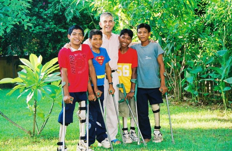 Dòng Tên mở trường học tại Campuchia