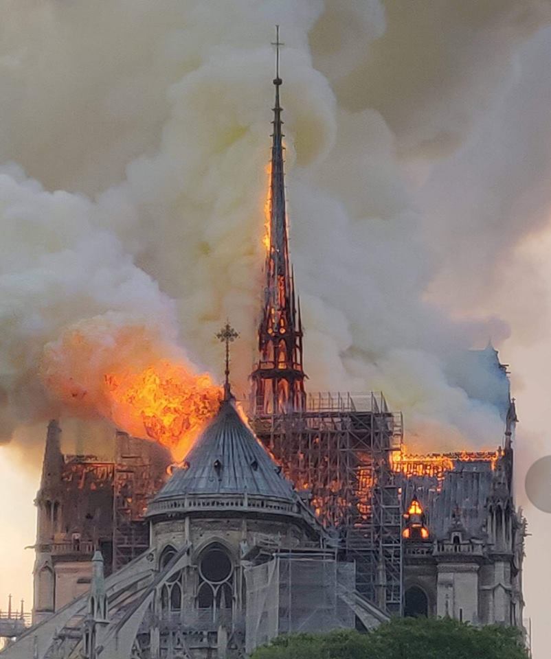 Đám cháy Nhà thờ Đức Bà Paris và suy niệm về nỗi đau của sự mất mát Đám cháy Nhà thờ Đức Bà Paris và suy niệm về nỗi đau của sự mất mát