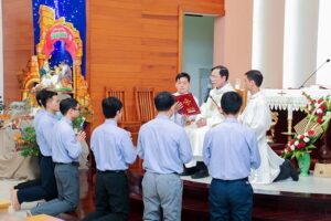 Thánh lễ trao Tác vụ Đọc Sách, Giúp Lễ và nhắc lại Lời Khấn Thánh lễ trao Tác vụ Đọc Sách, Giúp Lễ và nhắc lại Lời Khấn