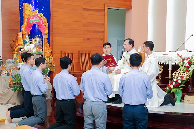 Thánh lễ trao Tác vụ Đọc Sách, Giúp Lễ và nhắc lại Lời Khấn Thánh lễ trao Tác vụ Đọc Sách, Giúp Lễ và nhắc lại Lời Khấn