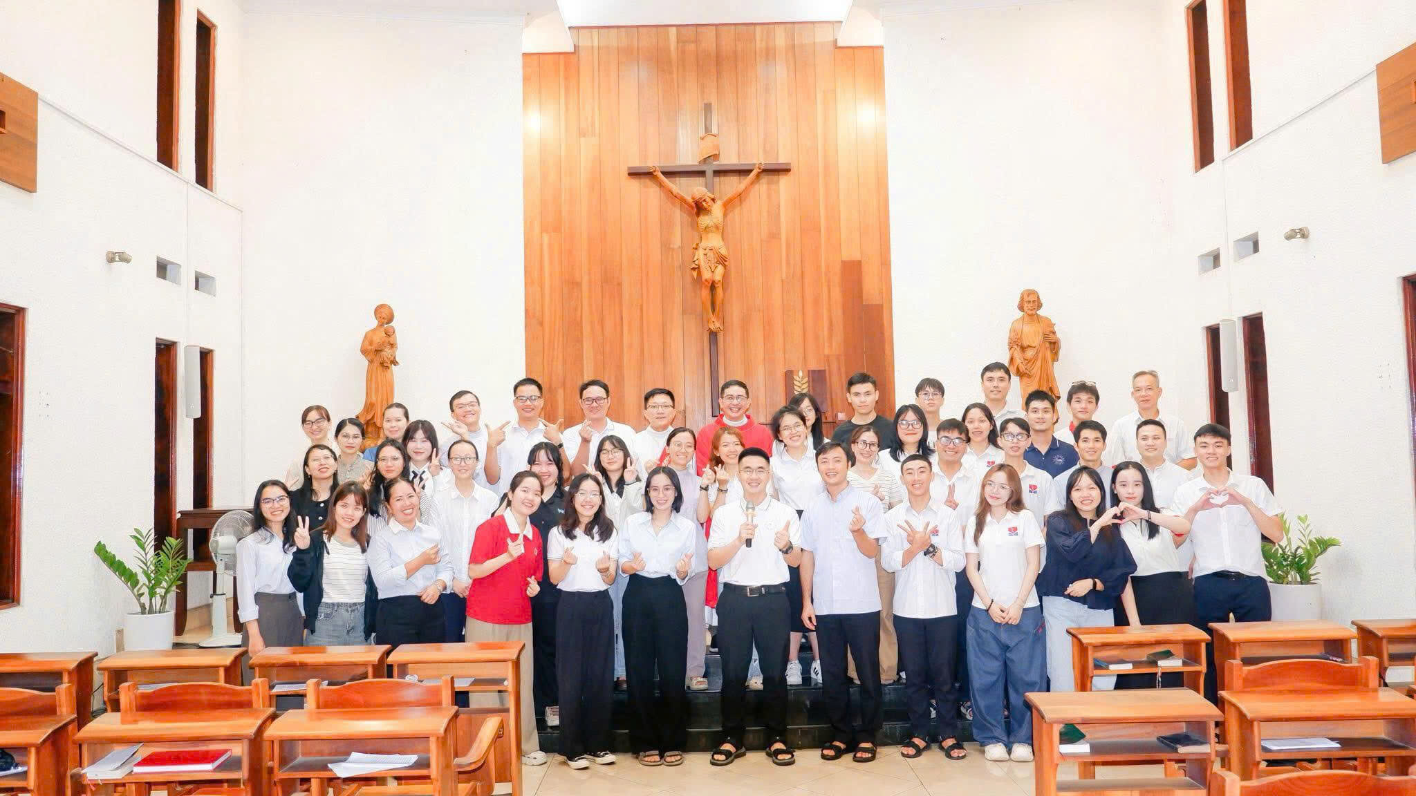 CLB Đọc Sách Inhã của Thư viện Dòng Tên - Không chỉ là đọc sách, nhưng là để Chúa ‘đọc’ đời mình CLB Đọc Sách Inhã của Thư viện Dòng Tên - Không chỉ là đọc sách, nhưng là để Chúa ‘đọc’ đời mình
