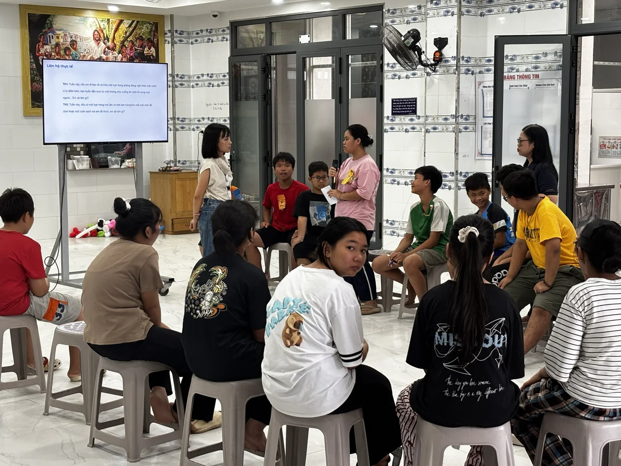 Từ đào tạo đến hành động: Người trẻ “Raise & Rise” thực hành giảng dạy tại Mái ấm Tình Mẹ 2 Từ đào tạo đến hành động: Người trẻ “Raise & Rise” thực hành giảng dạy tại Mái ấm Tình Mẹ 2