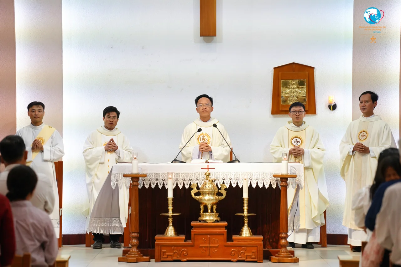 Mạng Lưới Cầu Nguyện tại Việt Nam: Lễ Trọng kính Thánh Tâm Chúa Giêsu và nghi thức chuyển giao sứ vụ Mạng Lưới Cầu Nguyện tại Việt Nam: Lễ Trọng kính Thánh Tâm Chúa Giêsu và nghi thức chuyển giao sứ vụ