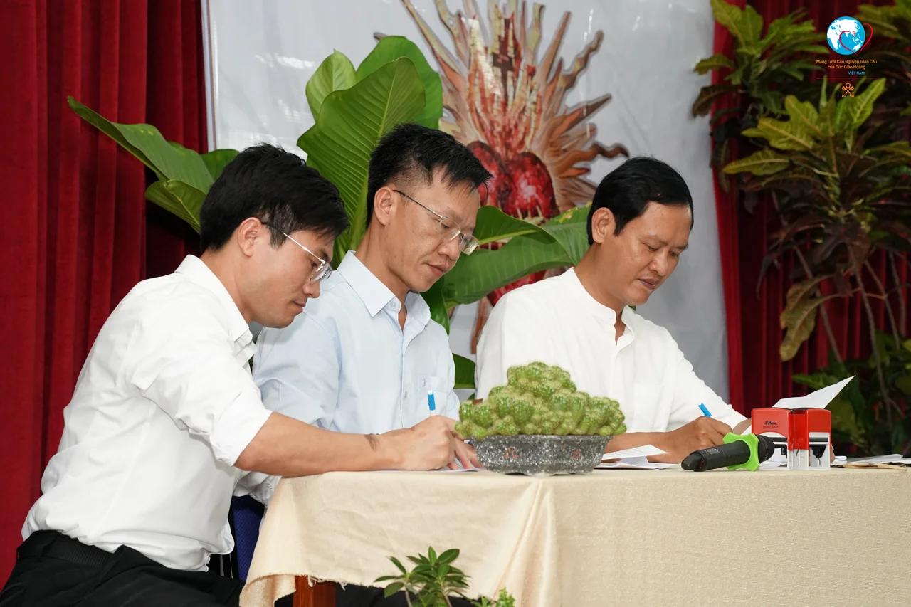 Mạng Lưới Cầu Nguyện tại Việt Nam: Lễ Trọng kính Thánh Tâm Chúa Giêsu và nghi thức chuyển giao sứ vụ Mạng Lưới Cầu Nguyện tại Việt Nam: Lễ Trọng kính Thánh Tâm Chúa Giêsu và nghi thức chuyển giao sứ vụ