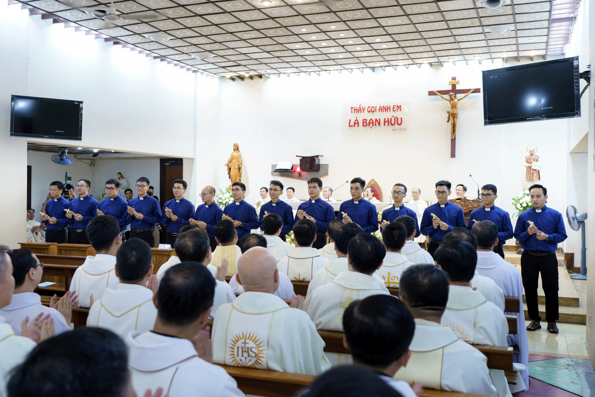 14 Tập sinh Dòng Tên Việt Nam tuyên khấn lần đầu trong lễ kính Thánh Inhaxiô Loyola 14 Tập sinh Dòng Tên Việt Nam tuyên khấn lần đầu trong lễ kính Thánh Inhaxiô Loyola