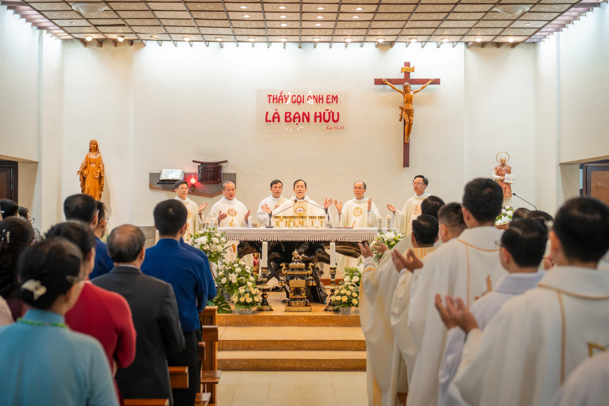 14 Tập sinh Dòng Tên Việt Nam tuyên khấn lần đầu trong lễ kính Thánh I-nhã Loyola 14 Tập sinh Dòng Tên Việt Nam tuyên khấn lần đầu trong lễ kính Thánh I-nhã Loyola