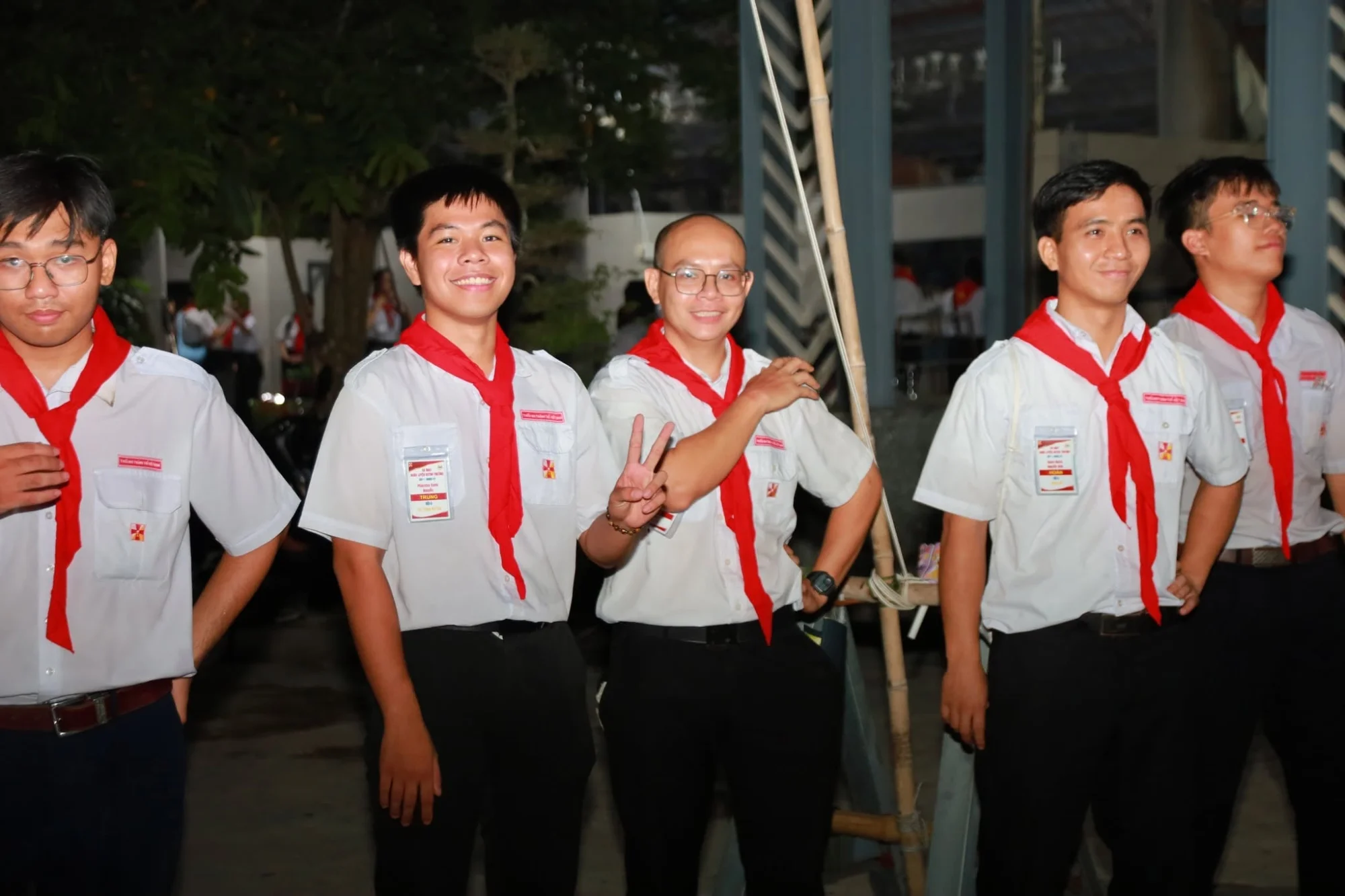 Mang lửa về tim - Chuyện thầy Dòng Tên đi sa mạc Huynh trưởng Mang lửa về tim - Chuyện thầy Dòng Tên đi sa mạc Huynh trưởng