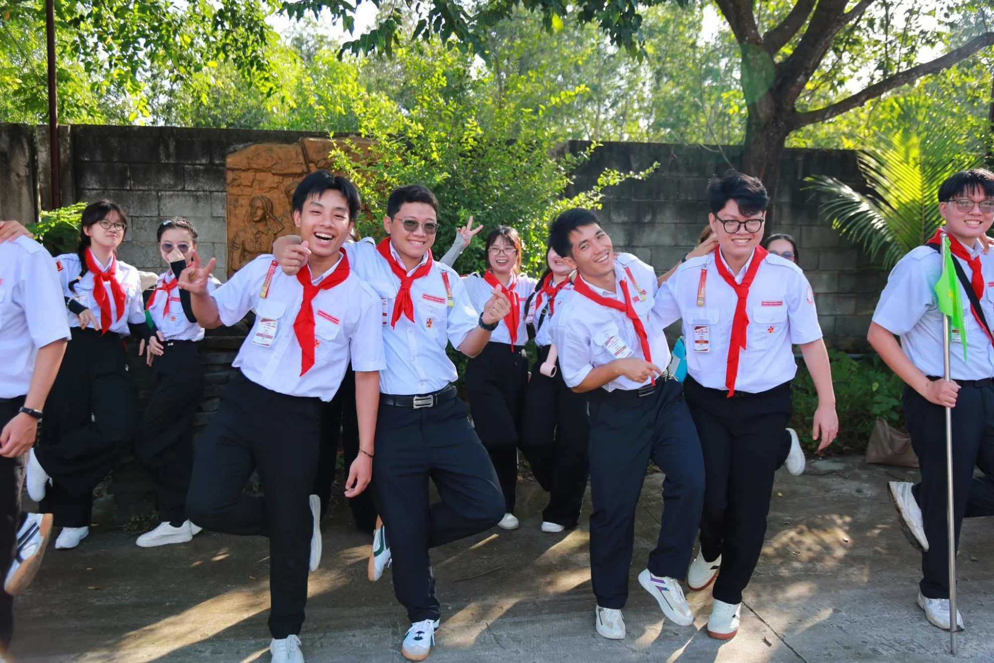 Mang lửa về tim - Chuyện thầy Dòng Tên đi sa mạc Huynh trưởng Mang lửa về tim - Chuyện thầy Dòng Tên đi sa mạc Huynh trưởng