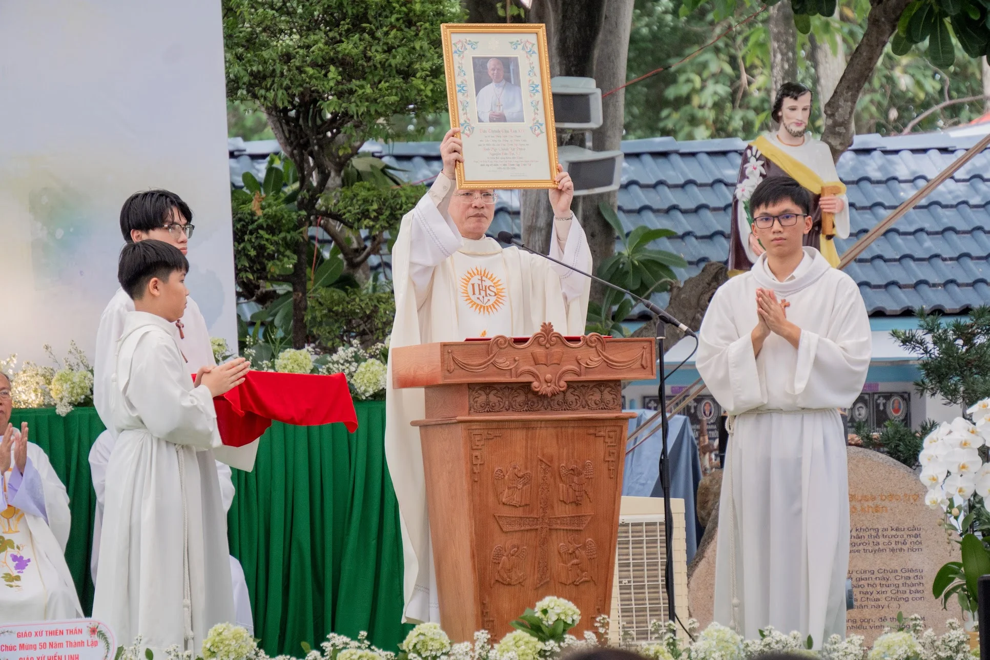 Giáo xứ Hiển Linh: Năm mươi năm ươm mầm đức tin và nối dài yêu thương Giáo xứ Hiển Linh: Năm mươi năm ươm mầm đức tin và nối dài yêu thương