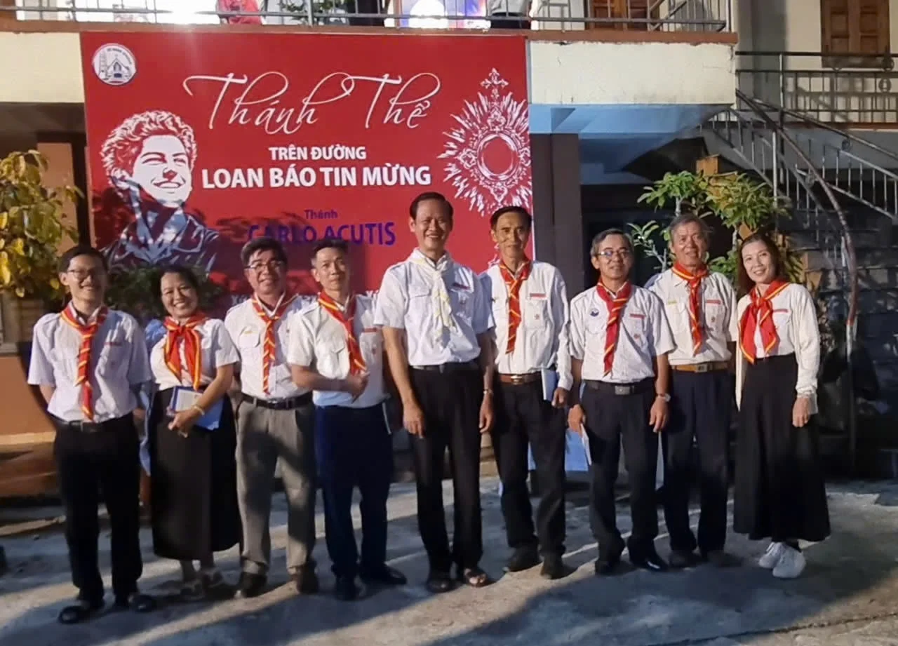 “Thánh Thể trên đường loan báo Tin Mừng” tại Giáo xứ Mẹ Vô Nhiễm – Hoa Lư - Giáo phận Kon Tum “Thánh Thể trên đường loan báo Tin Mừng” tại Giáo xứ Mẹ Vô Nhiễm – Hoa Lư - Giáo phận Kon Tum
